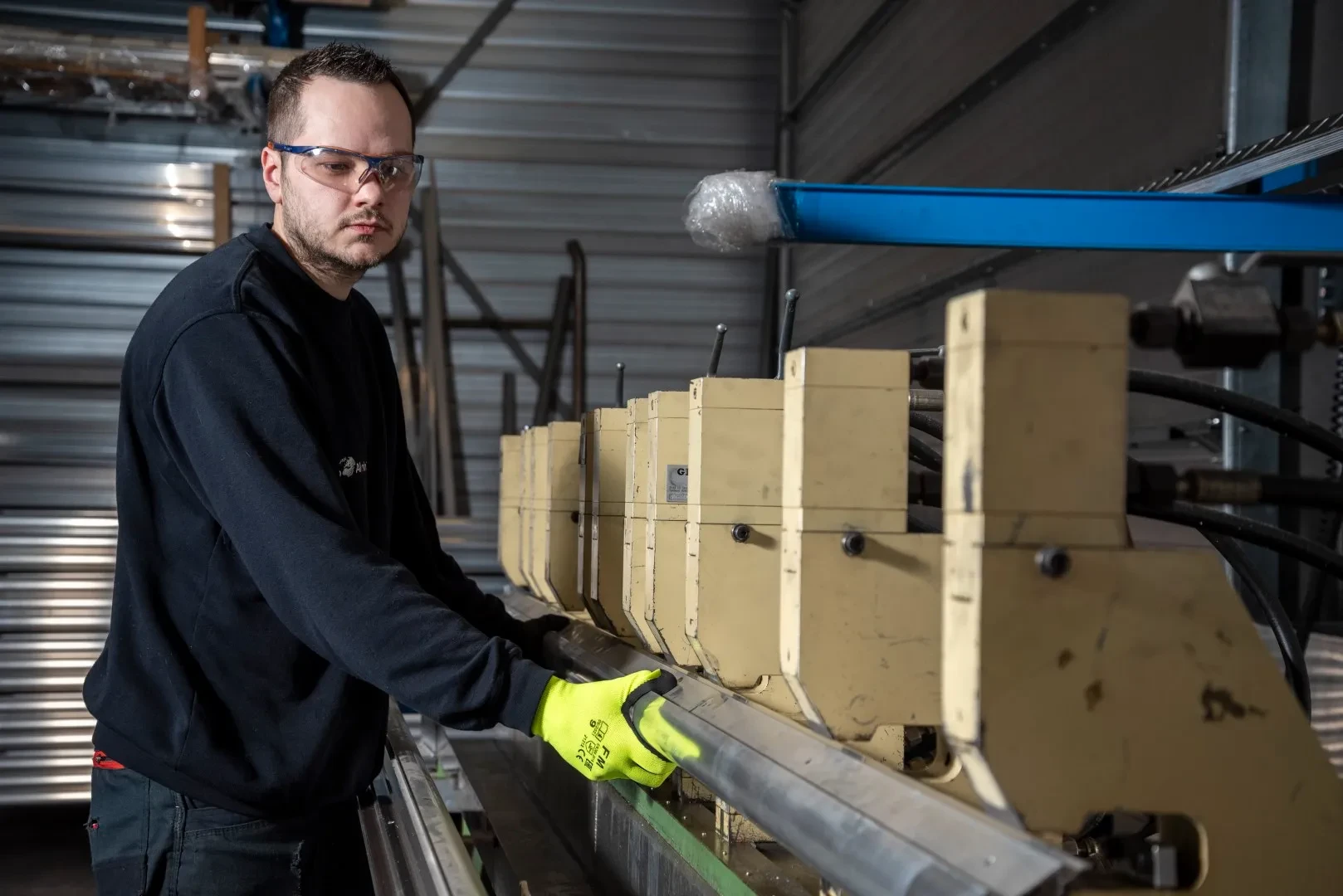 Contact banner euro aluminium